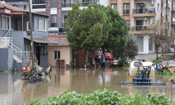 İzmir'de etkili olan sağanak Menemen sokaklarını göle çevirdi