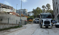 İzmir’de tahliye edilen sokakta istinat duvarı temizleme çalışmaları sürüyor