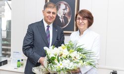 Başkan Tugay’dan Eşrefpaşa Hastanesi’nde Tıp Bayramı ziyareti: Hekimlik büyük bir onur