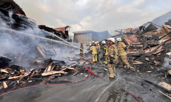 Büyükşehir İtfaiyesi Buca’daki sanayi yangınında 41 araç, 100’ü aşkın personelle alevlere set çekti