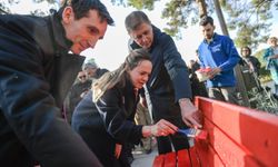 İzmir’den şiddete karşı güçlü mesaj: Kültürpark’ta kırmızı bank