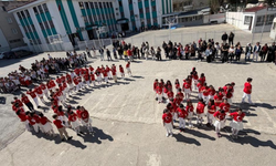 Balçova’da öğrencilerden anlamlı etkinlik: İstiklal Marşı’nı işaret diliyle söylediler