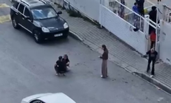 Bornova’da sokak ortasında şiddet: Çocukların gözü önünde karısını dövdü