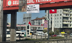 “28 Şubat’ta İkna Edemediğiniz Annelerin Evlatlarıyız” pankartını AK Parti Gençlik Kolları astı