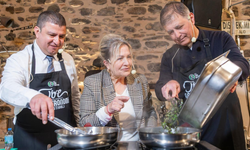 İzmir yeni bir festival kazandı: Başkan Tugay Tire’de önlük giydi, mutfağa girdi, yemek yaptı