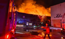 Buca'daki mobilya fabrikası alevlere teslim oldu: 2 depo kül oldu