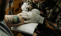 MHP’li Karakoç’tan kanun teklifi: 18 yaş altına dövme, piercing ve estetik yasağı