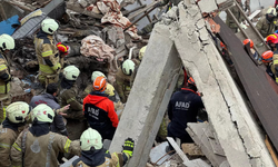 Fatih'te çöken 2 binanın enkazından bir kişinin cansız bedeni çıkarıldı