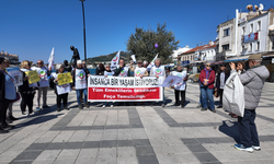 Foça'da emeklilerden bayram ikramiyesi protestosu