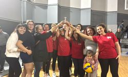 İzmir’de kadınlardan “Karanlığa Karşı Smaç”: Filede dayanışma, sahada mücadele