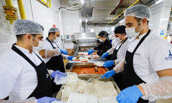 İzmir Büyükşehir Belediyesinin iftar sofrası bugün Çiğli Evka‑2 Kapalı Pazaryeri’nde kuruluyor