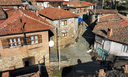 Birgi’de tarihi dokuyu koruyarak yol ve kaldırım yenileme çalışmaları başladı