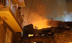 Konak’ta 2 katlı evde yangın: Bina kullanılamaz hale geldi