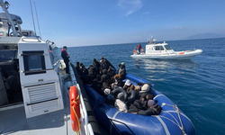 İzmir açıklarında sürüklenen bottaki 30 göçmen kurtarıldı
