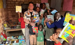 İzmirli ekonomistten Uganda’daki çocuklara anlamlı destek
