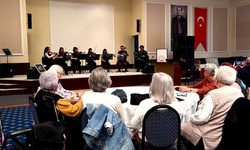 İzmir Ekonomi Üniversitesi öğrencilerinden huzurevinde bayram konseri