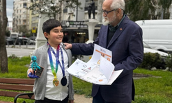 İzmirli emekli akademisyene bayram sevinci: Madalyalar torundan geldi