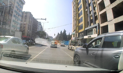 Konak’ta trafikte tehlikeli anlar: Kural tanımaz sürücü kamerada