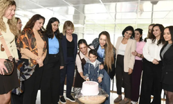 Çiğli’de anlamlı vefa: Özge Polat’a sürpriz doğum günü kutlaması