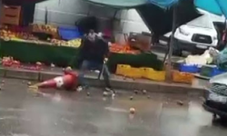 İzmir’de dehşet anları: Sinir krizi geçiren manav kasalar fırlatıp satırla saldırdı