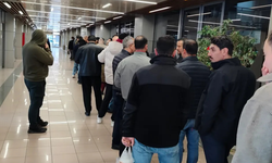 Alsancak Limanı’nda iş umudu: Yüzlerce kişi sabahın erken saatlerinde kuyruğa girdi