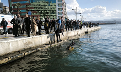 İzmir’de akülü sandalyesiyle denize düştü: Deniz polisi son anda kurtardı