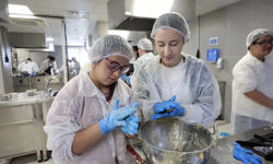 Konak’ta down sendromlu bireyler Engelsiz Mutfak atölyesinde buluştu