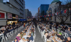 İzmir Büyükşehir Belediyesi'nin iftar sofrası Kemeraltı'nda kuruldu