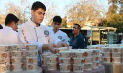 İzmir’de meslek lisesi öğrencilerinden kendi hazırladıkları yiyeceklerle bin kişilik iftar