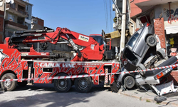 İzmir'de rampada geri kayan vinç 2 otomobili ezdi