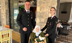 Çeşme Jandarma ekipleri Yaşlılar Haftası'nda 98 yaşındaki Muzaffer nineyi yalnız bırakmadı