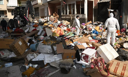 İzmir Karabağlar’da “Çöp Ev” operasyonu: 12 kamyon atık çıkarıldı