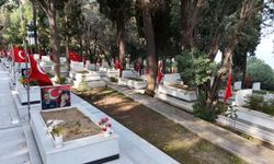 Konak’ta şehitlikler bayrama hazır: Kabirler temizlendi ve çiçeklerle donatıldı