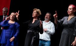 Konak’ın "çınarları" sahneye çıktı: Gençlere taş çıkaran performans!