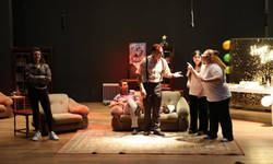 Menemen’de tiyatro sevgisi taçlandı: Oyuncular sahnede alkış topladı