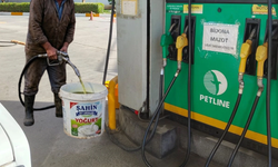 İzmir’de motorin krizi: Yoğurt kovasına motorin dolduruluyor