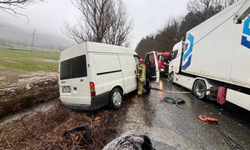 Ödemiş’te direksiyon hakimiyeti kaybolan sürücü tırla çarpıştı: 2 yaralı