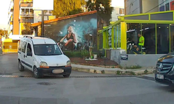 Balçova'da ters yöne giren sürücünün kural ihlali araç kamerasına yansıdı