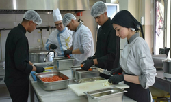 Torbalı’da lise öğrencileri tarım işçileri için iftar hazırladı