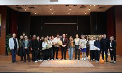 Menemen’de tiyatro sahnesi alkışlarla doldu: Oyuncular Dünya Tiyatrolar Günü’nü taçlandırdı