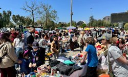 Karşıyaka'da çocuklardan dayanışma dersi: 2'nci El Pazarına yoğun ilgi