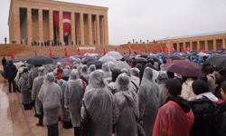 23 Nisan’da Anıtkabir’e yoğun ziyaret: Yağmur engel olmadı