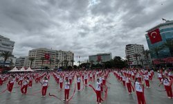 İzmir’de 23 Nisan töreni: Cumhuriyet Meydanı’nda duygu ve çoşku bir arada
