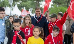 Kültürpark’ta 23 Nisan coşkusu: Başkan Tugay çocuklarla el ele!