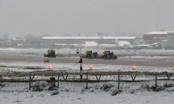 O il kara teslim oldu: İzmir uçağı pisti pas geçti