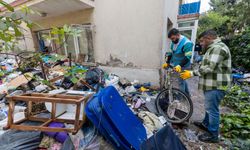 Bostanlı’da çöp ev temizlendi: 3 ton atık çıkarıldı