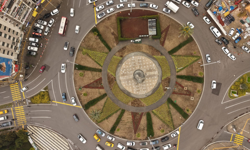 İzmir’de 9 Eylül Meydanı yeşil dokusuyla yenilendi