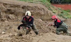 Torbalı’da balçıkta mahsur kalan çocuklar itfaiye ekipleri tarafından kurtarıldı