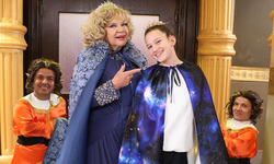 Nevra Serezli, “Sihirli Annem: Periler Okulu” filminde torunlarıyla kamera karşısında