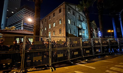 İzmir’de Meslek Fabrikası polis bariyeriyle kapatıldı